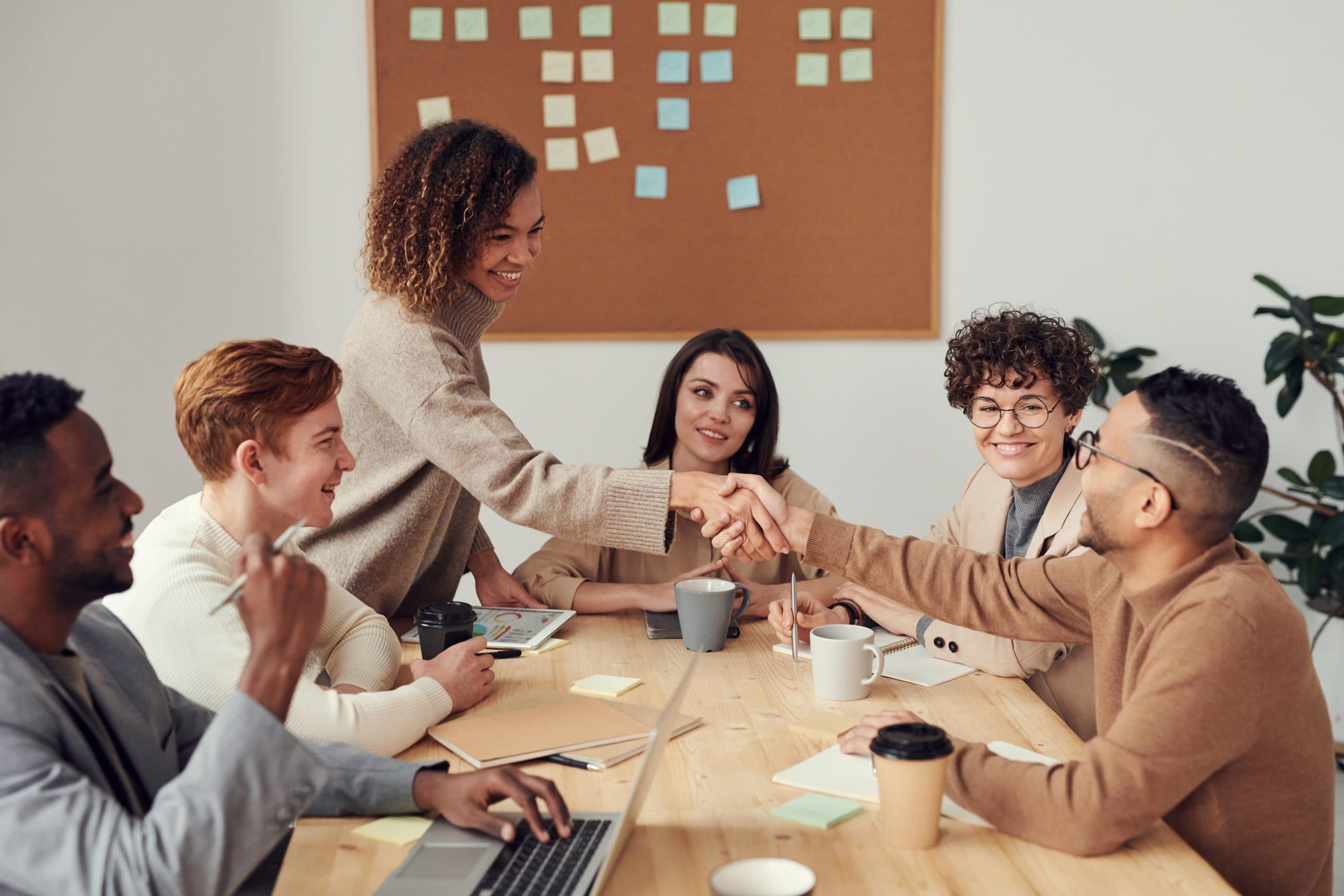 Estudio revela que trabajar menos horas favorece la productividad y bienestar en las organizaciones