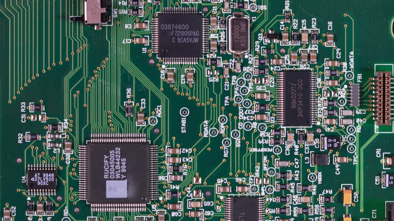 EE.UU. impone restricciones a la compra de chips estadounidenses a China