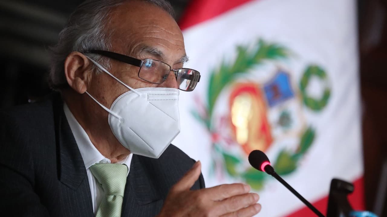 Premier peruano afirma que la permanencia del ministro de Salud en gabinete está "en evaluación"