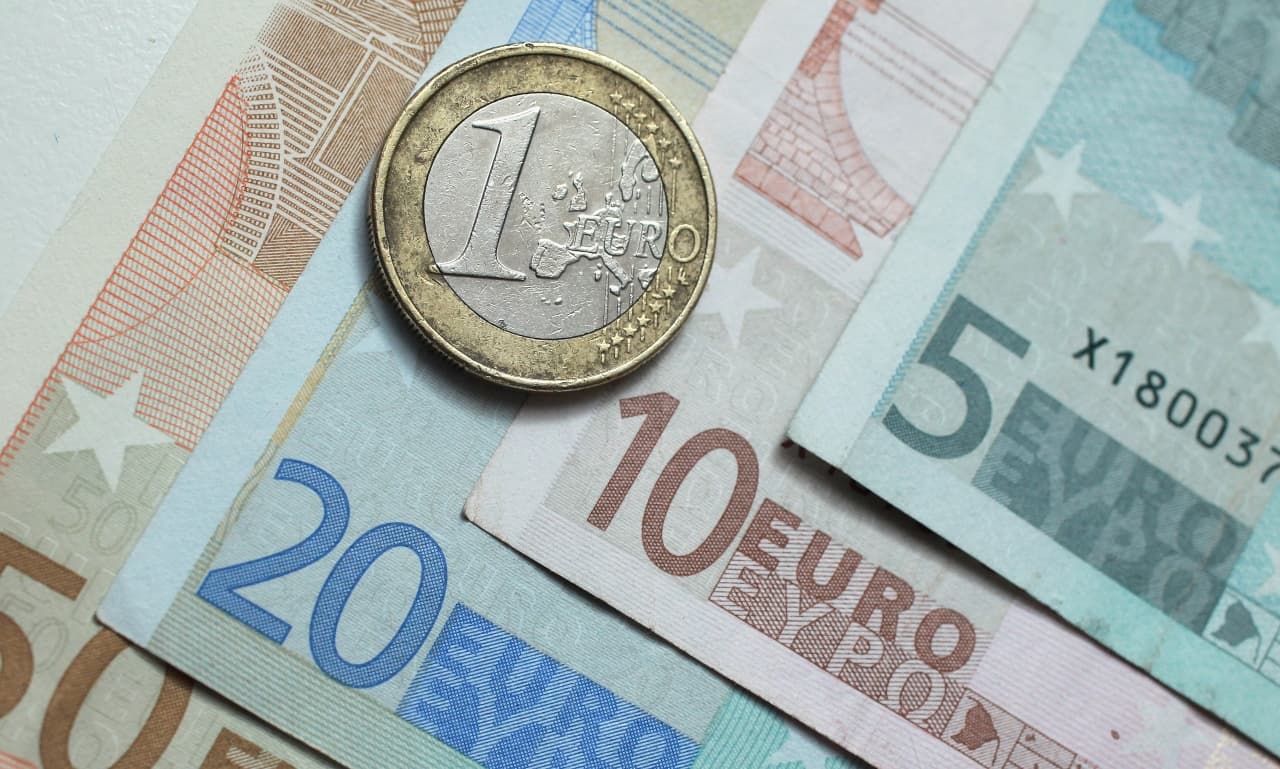 Euro cae por debajo de la paridad frente al dólar por primera vez en dos décadas