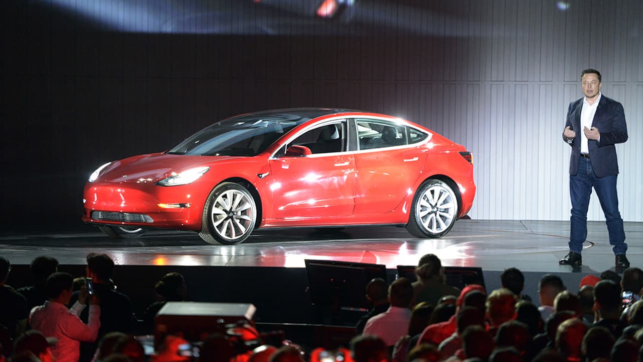 Musk dice que las nuevas fábricas de Tesla "pierden miles de millones de dólares"