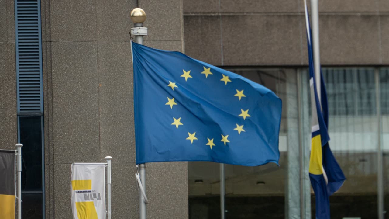 La UE ataca las finanzas rusas y evita por ahora un embargo comercial severo