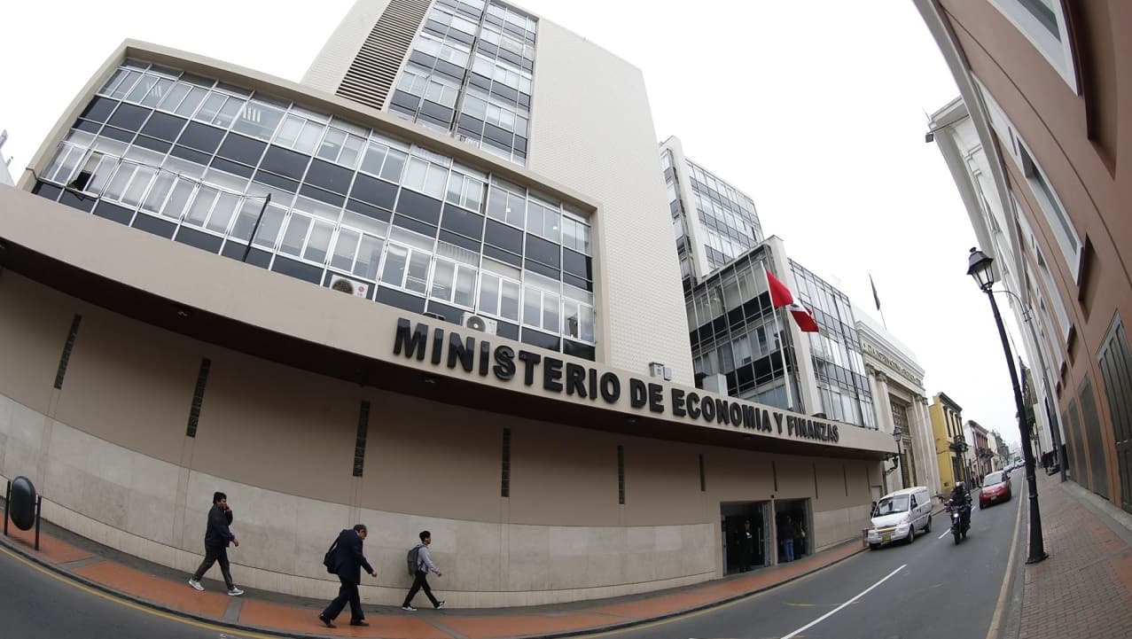 Perú reduce pronóstico de crecimiento en 2022 y descarta plan alza de impuesto minero
