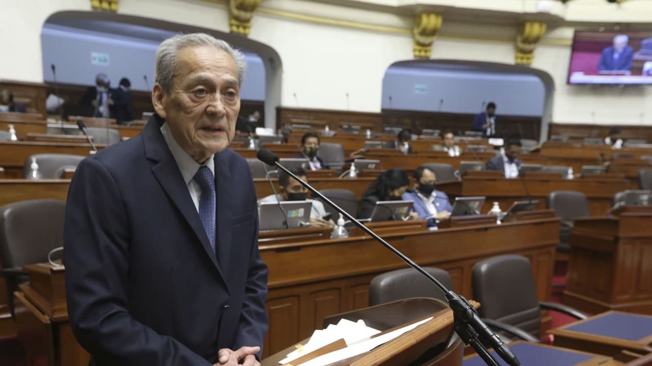 Ministro de Educación Carlos Gallardo es censurado por Congreso
