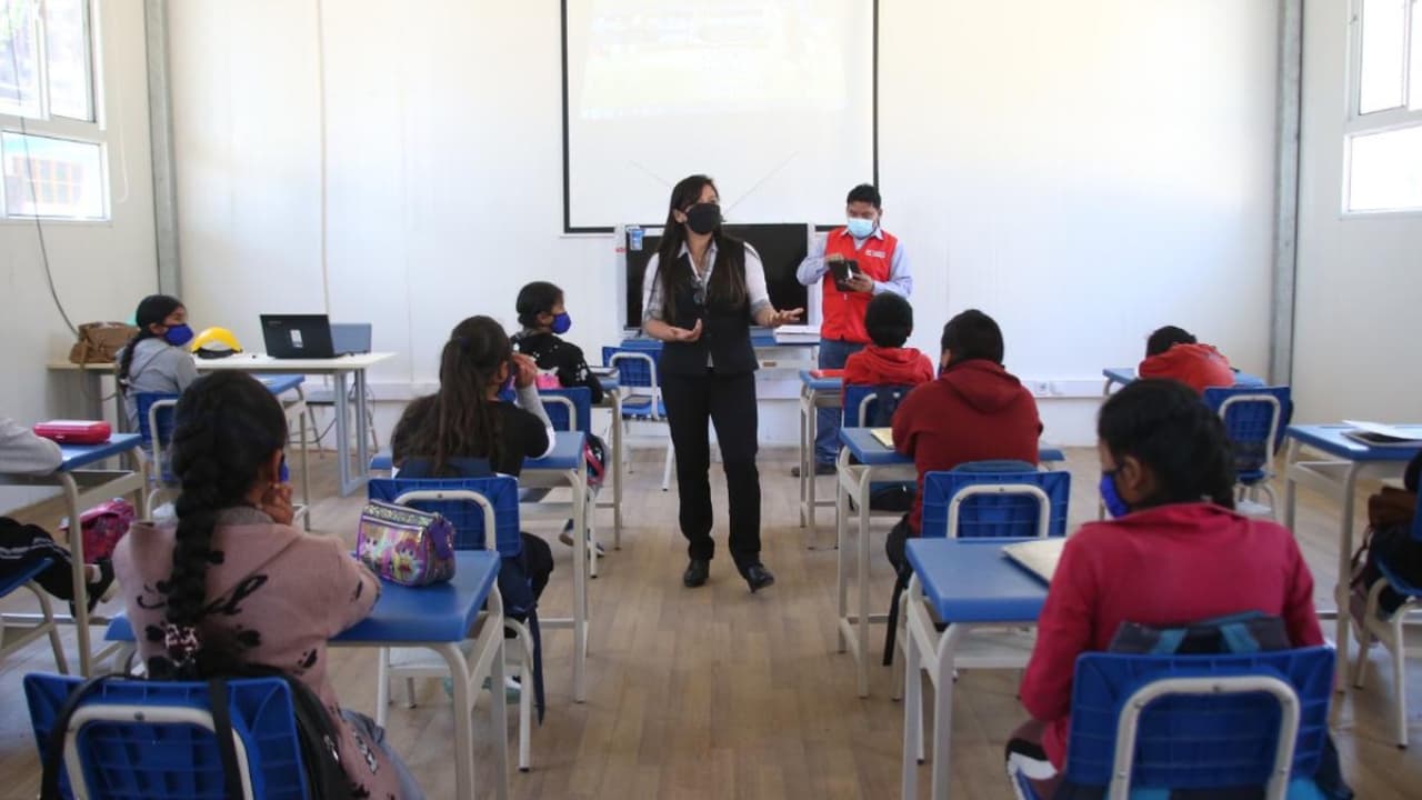Las escuelas de Perú volverán a abrir en marzo de 2022 tras dos años cerradas