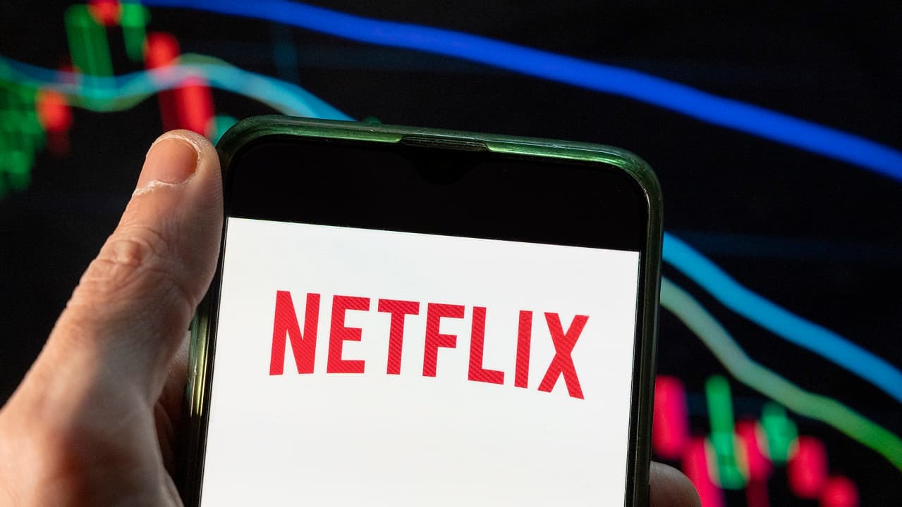 Netflix se dispara 6% tras anunciar caída de suscriptores