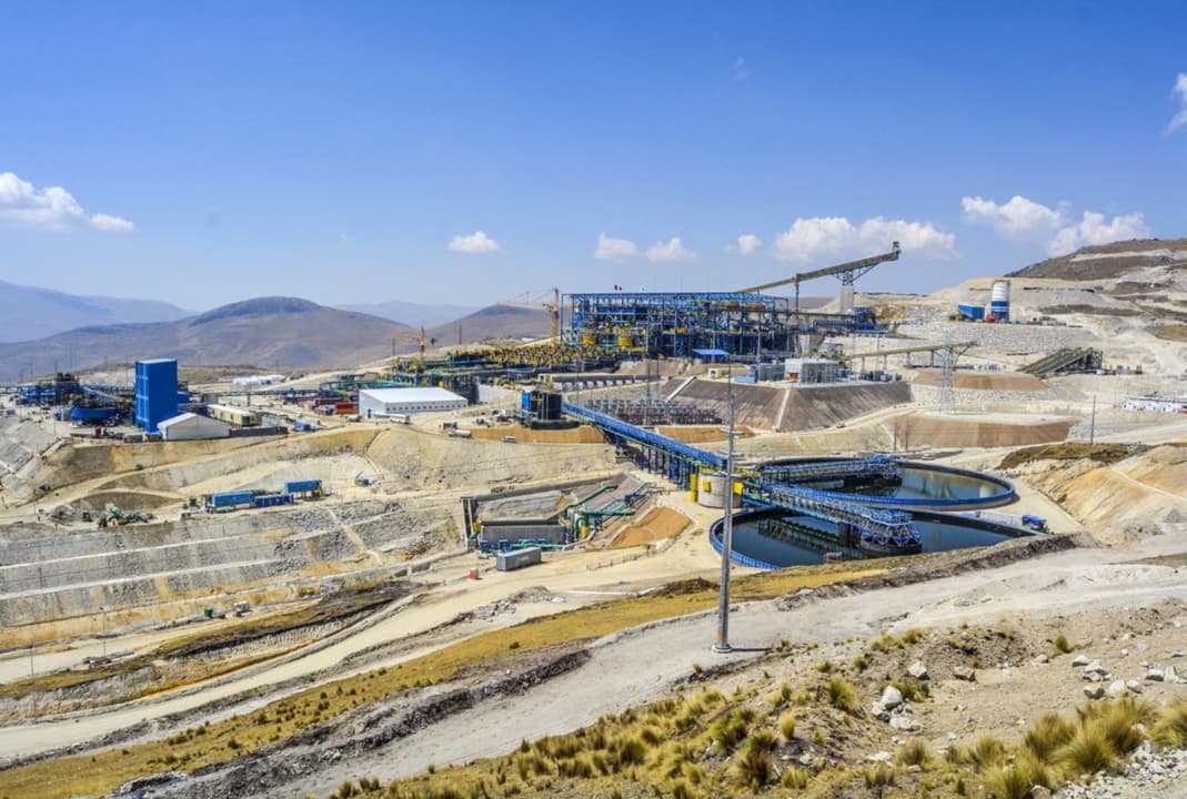 Comunidad peruana acuerda levantar bloqueo que afecta mina Las Bambas