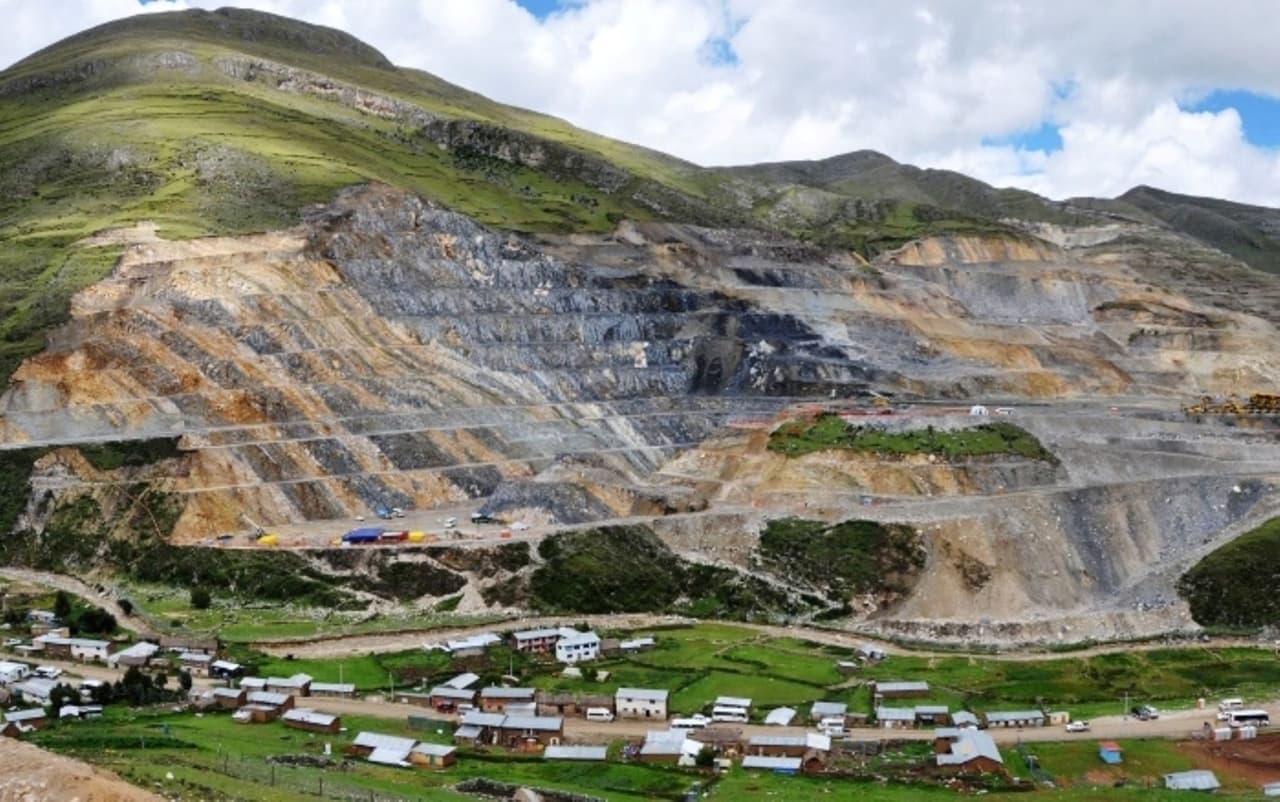 Incendios afectan proyectos de cobre Las Bambas y Los Chancas en medio de protestas