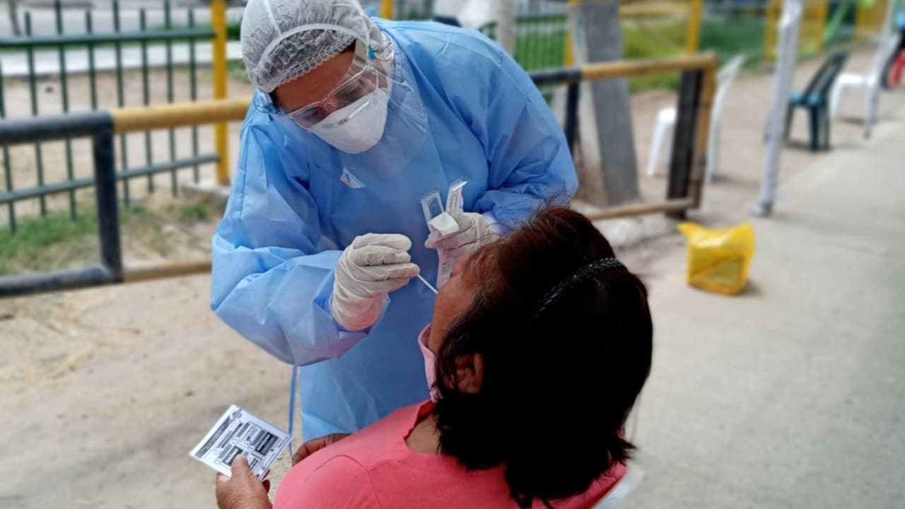 Suben a 49 los casos hallados de la variante ómicron del coronavirus en Perú
