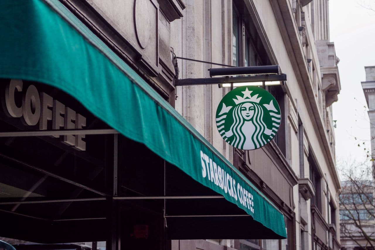 Starbucks suspende todos sus negocios en Rusia por la invasión de Ucrania