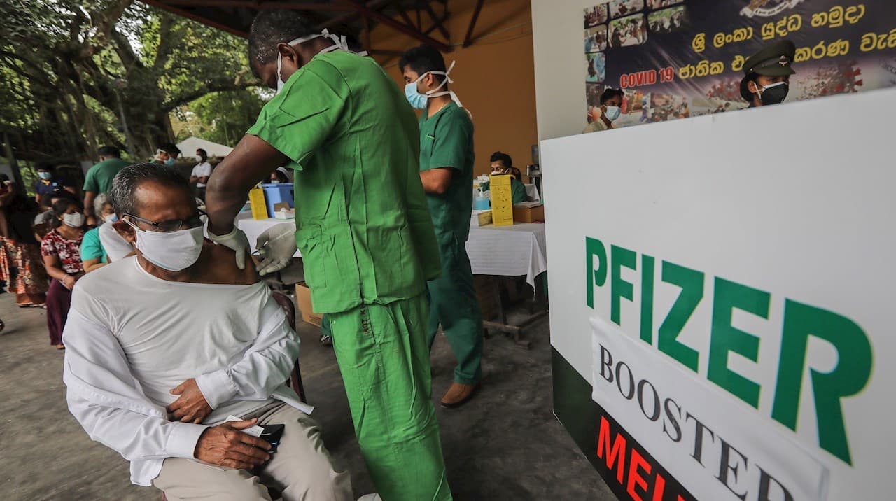Vacuna de Pfizer es menos eficaz contra hospitalización por ómicron y pastilla es un ‘inhibidor potente’