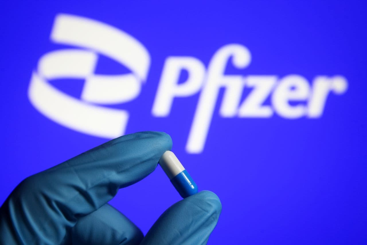 BioNTech y Pfizer dijeron que dos dosis de la vacuna dieron lugar a anticuerpos neutralizantes significativamente más bajos, pero que una tercera dosis los aumentó por un factor de 25.