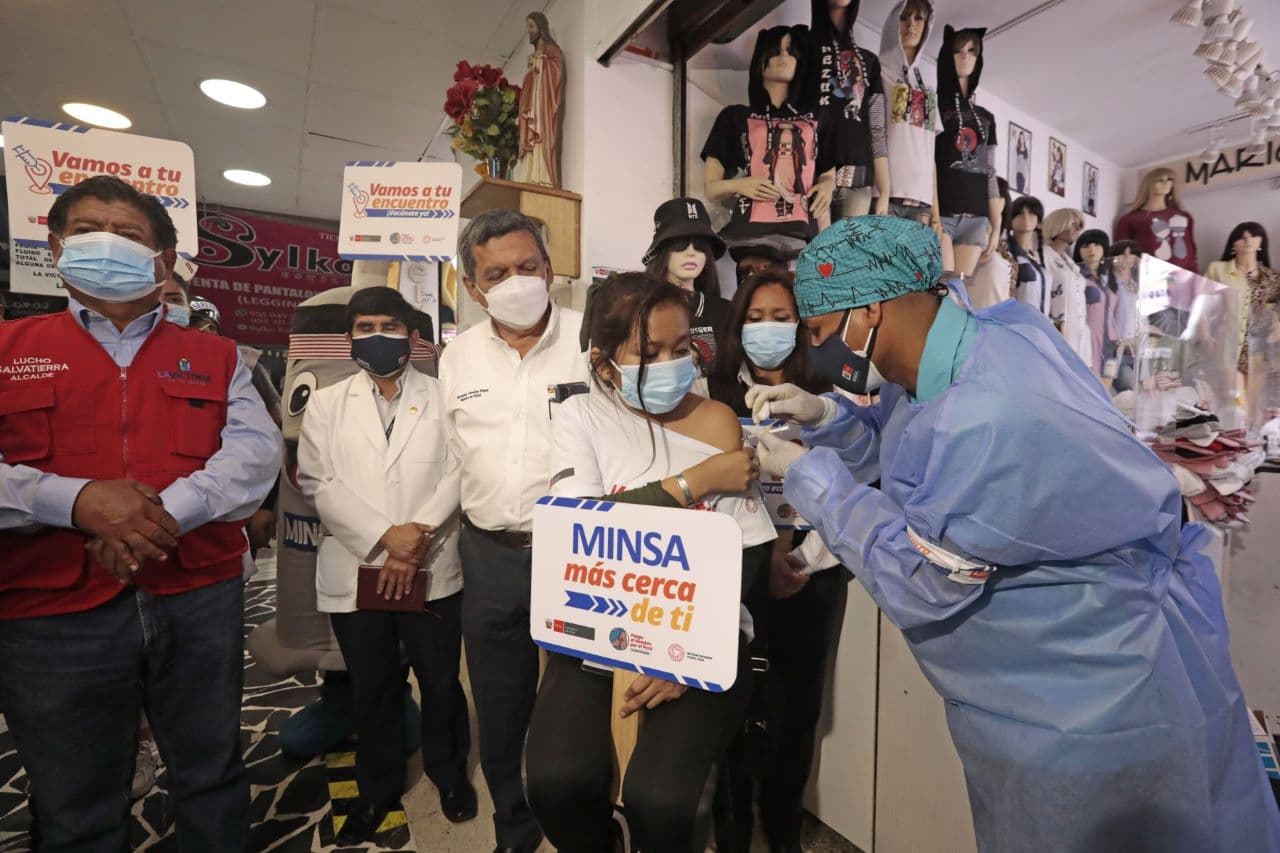 En total, 19.490.513 personas ya han recibido ambas dosis en el Perú, lo que equivale a siete de cada diez personas de su población objetivo, formada por 28.024.250 personas mayores de 12 años.