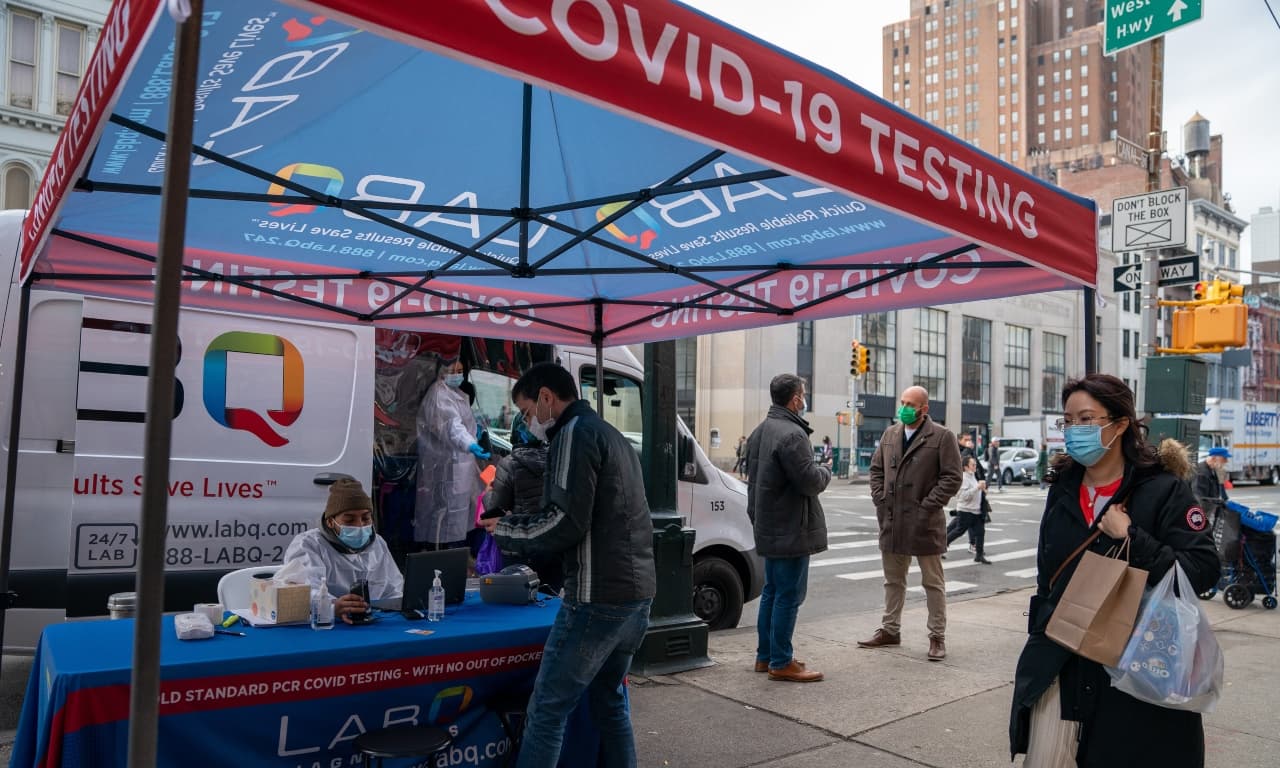 El aumento de casos mundiales de covid-19 dispara los test y el miedo a nuevas cuarentenas