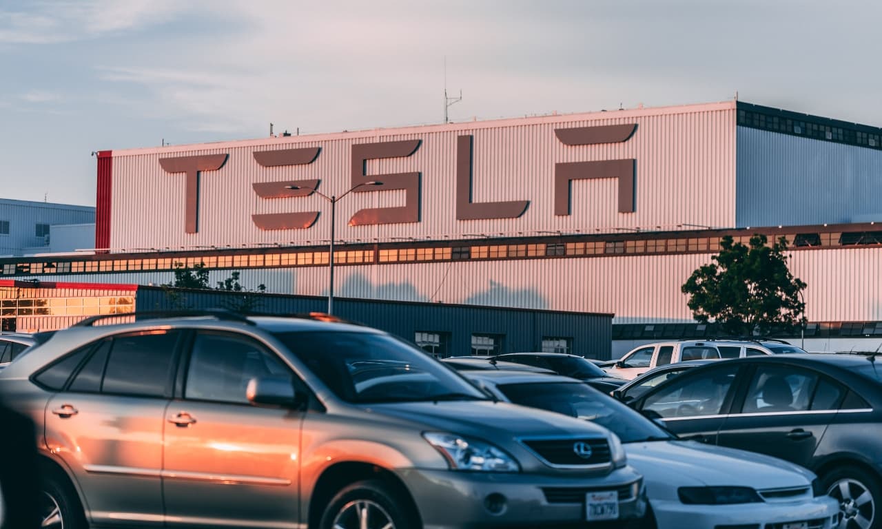 Tesla alista una división de acciones de tres por cada una