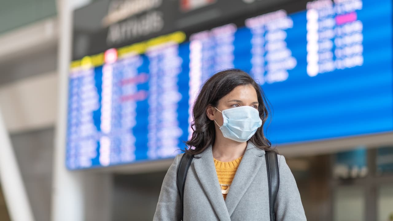 Aerolíneas estadounidenses cancelan cientos de vuelos el día de Navidad debido a ómicron