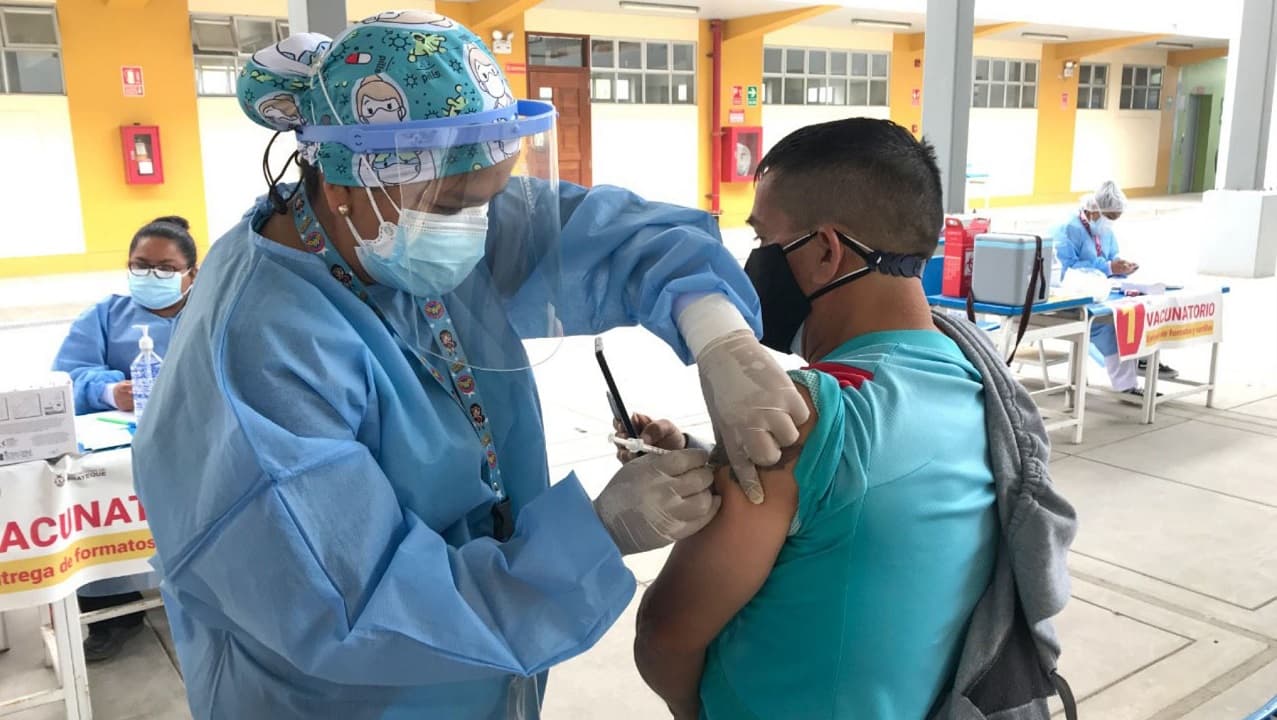 Casi 95 % de maestros están vacunados en Perú, a dos meses de vuelta a clases