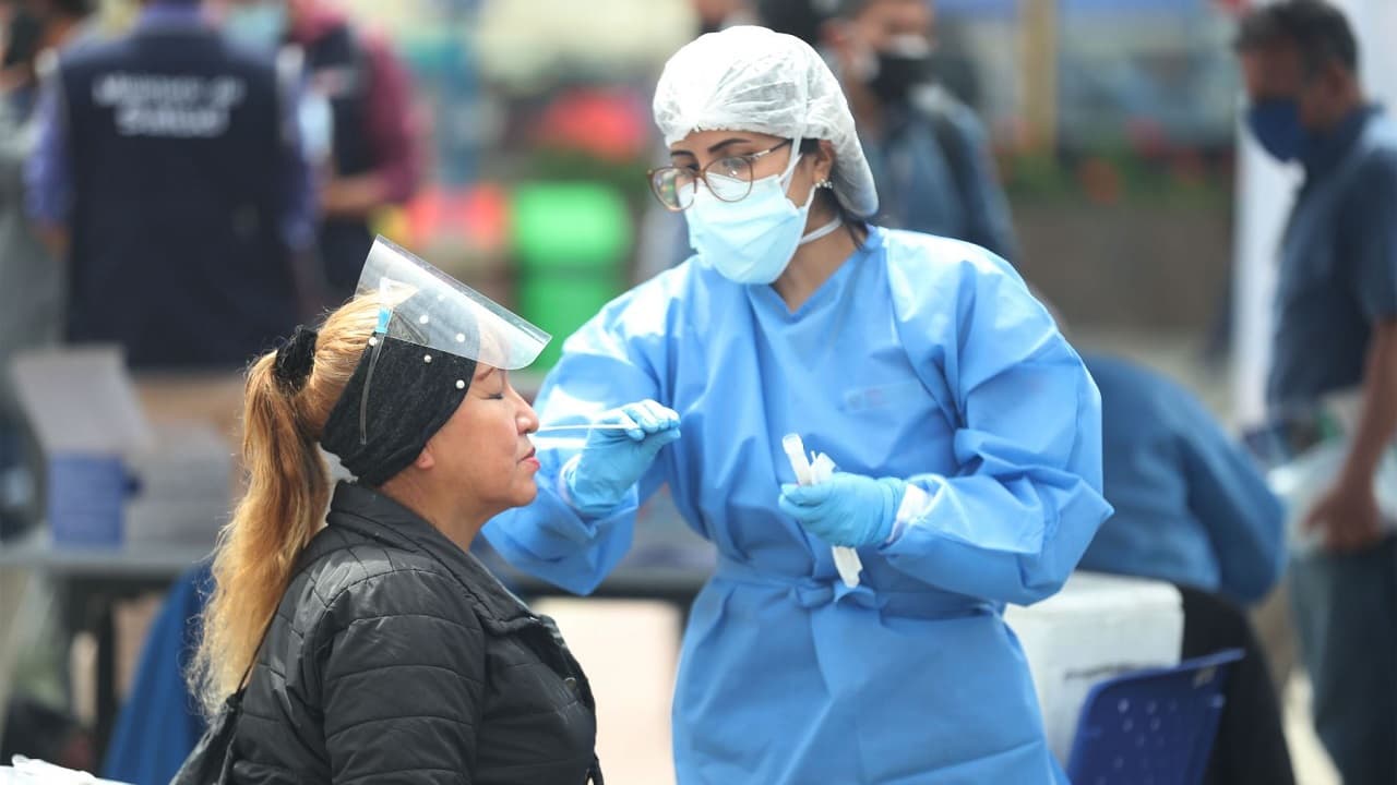 Perú reporta récord semanal con 70.000 contagios por ómicron durante tercera ola