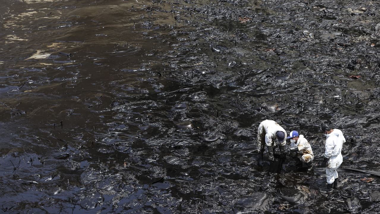Repsol estima terminar en febrero la limpieza del derrame de crudo en Perú