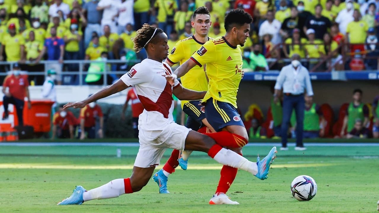 Perú vence a Colombia de visita y se acerca al Mundial