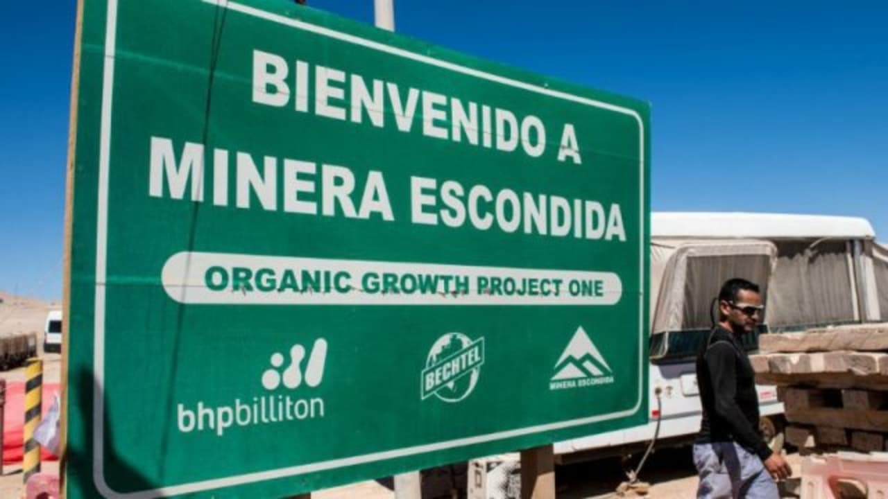 Gremio de mina de cobre Escondida en Chile muestra preocupación por alza de contagios COVID-19