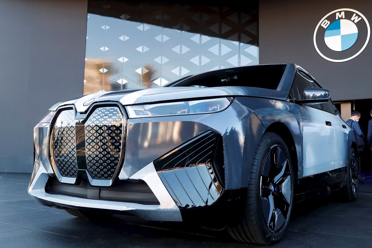 BMW presenta su primer coche que cambia de color