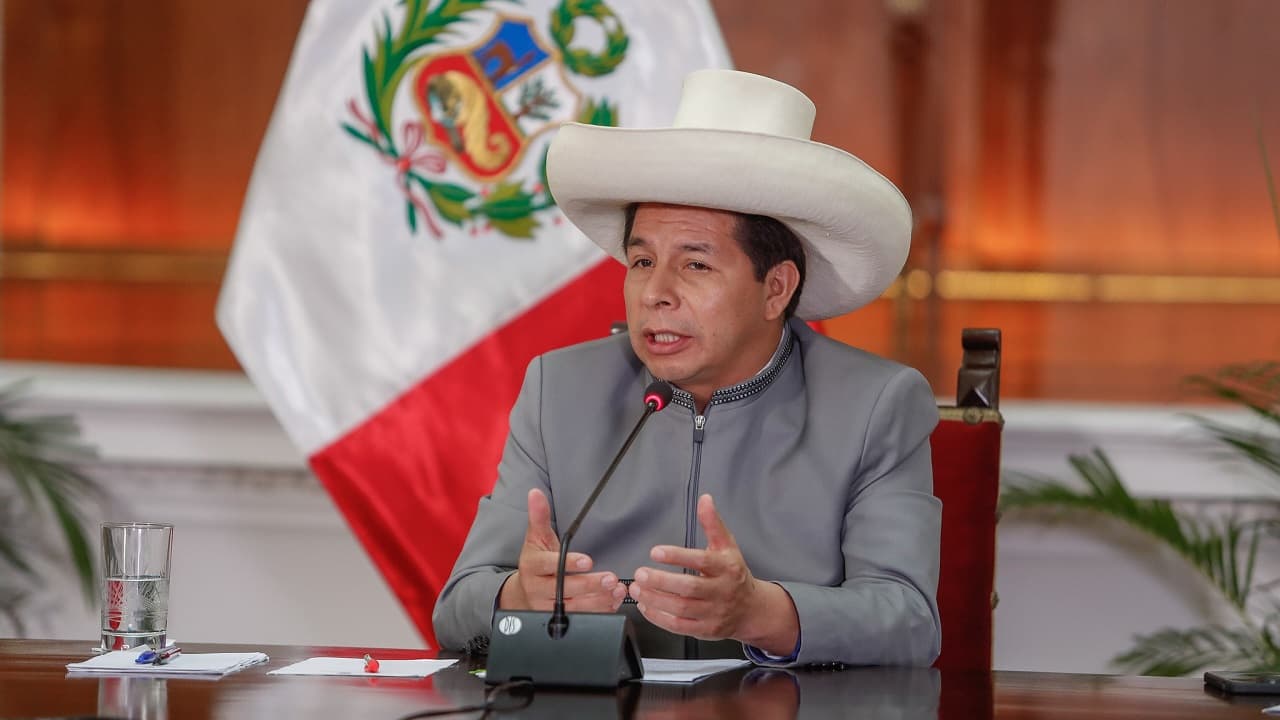 Perú "necesita ser refundado", dice Castillo al criticar ley sobre referéndum
