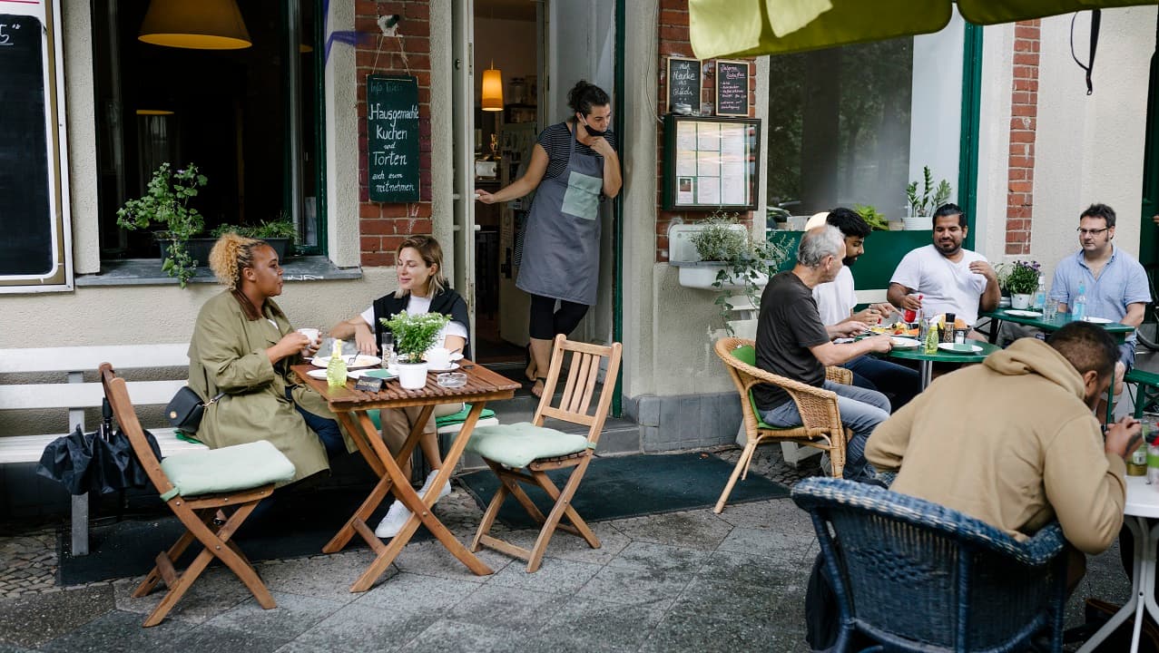 Sin lattes y con servicios lentos: ómicron llega a los restaurantes de EEUU