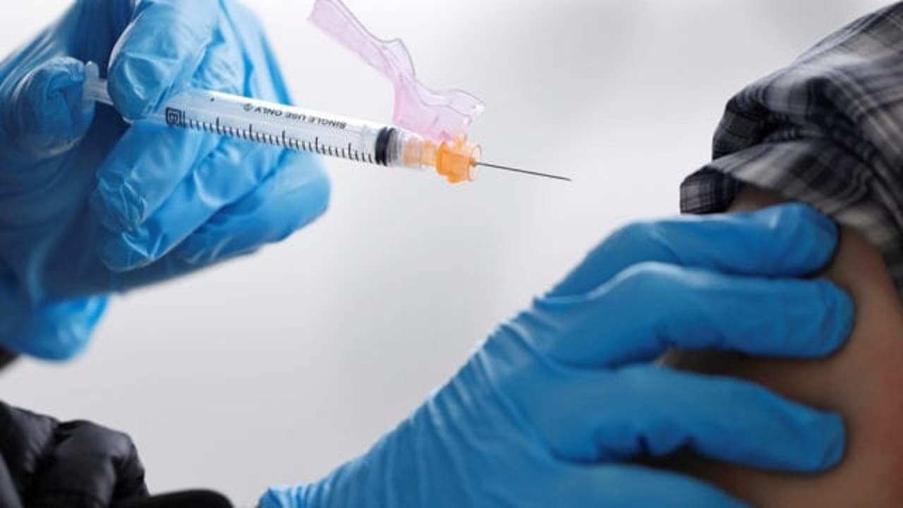 Acciones de Moderna suben 5% después de que su vacuna recibiera la aprobación total de la FDA
