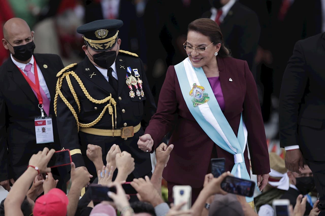 Xiomara Castro asume como primera presidenta de Honduras