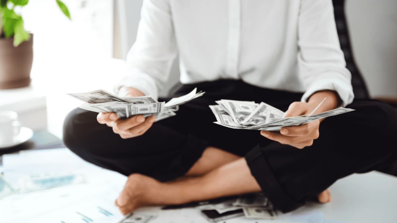 Hábitos de la gente que se lleva bien con el dinero