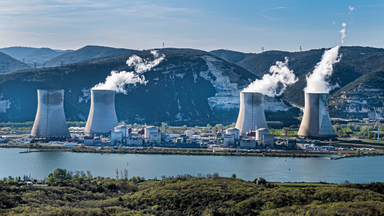 Francia espera tener nuevos reactores nucleares en servicio para 2035-2037