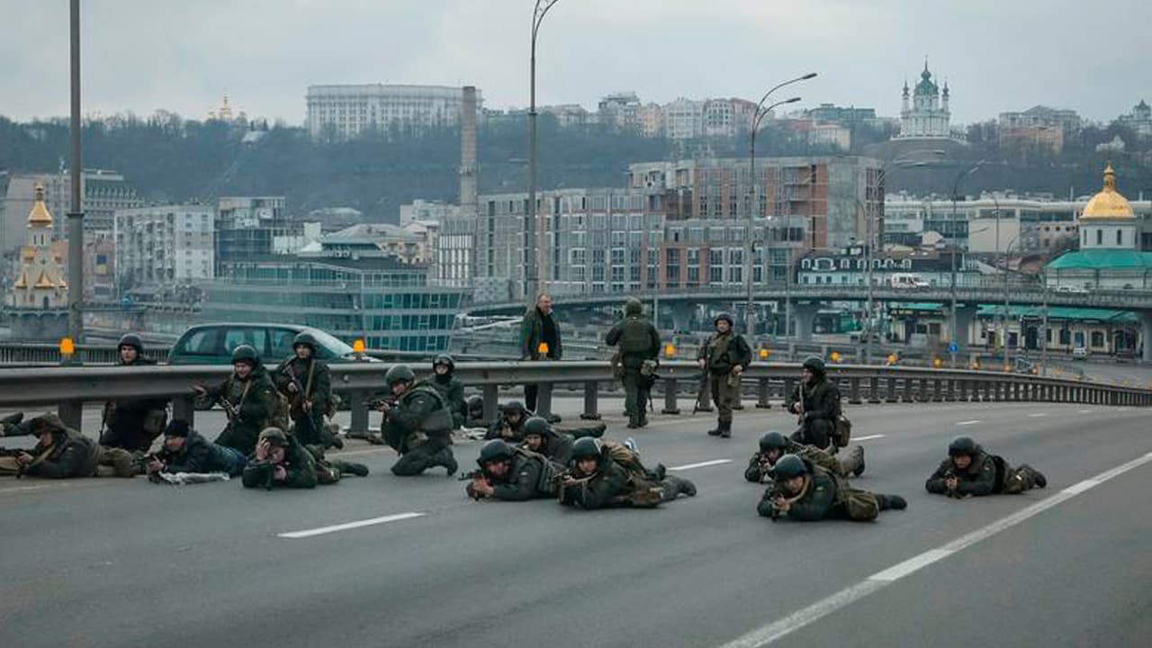 Militares de la Guardia Nacional de Ucrania toman posiciones en el centro de Kiev, 25 de febrero de 2022. REUTERS/Gleb Garanich