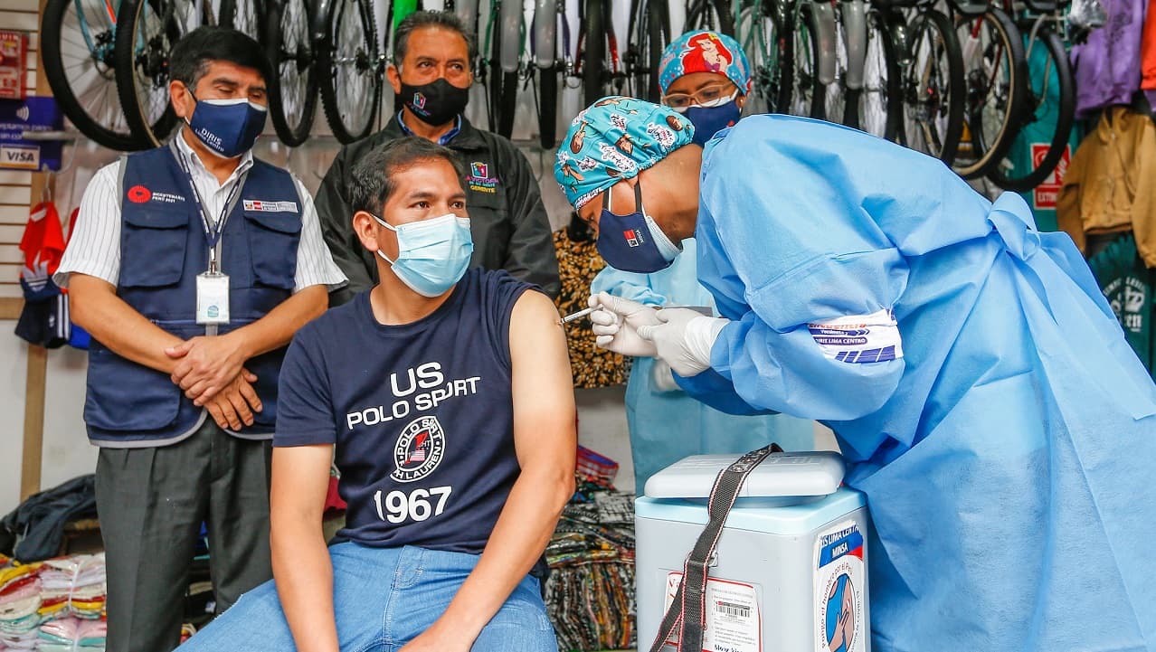Perú reporta desaceleración de contagios de la covid-19 en plena tercera ola