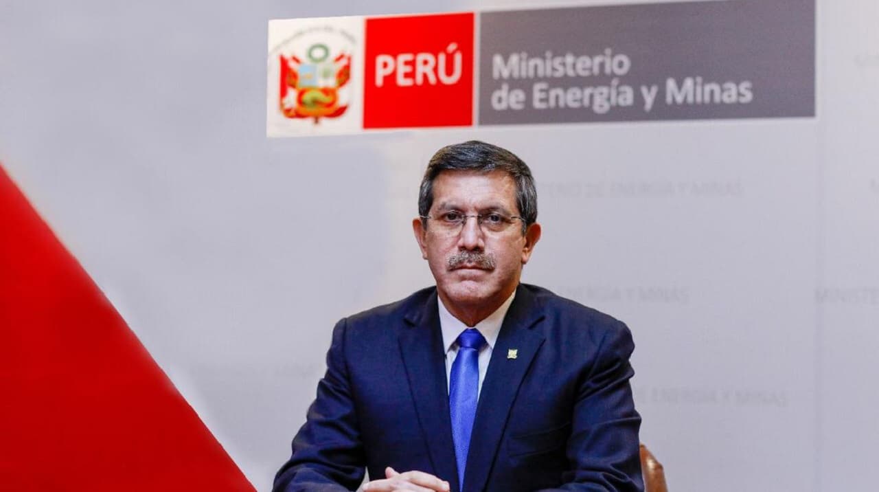 Viceministro de Minas renuncia a su cargo y anuncia una "repartición de puestos" en el Minem