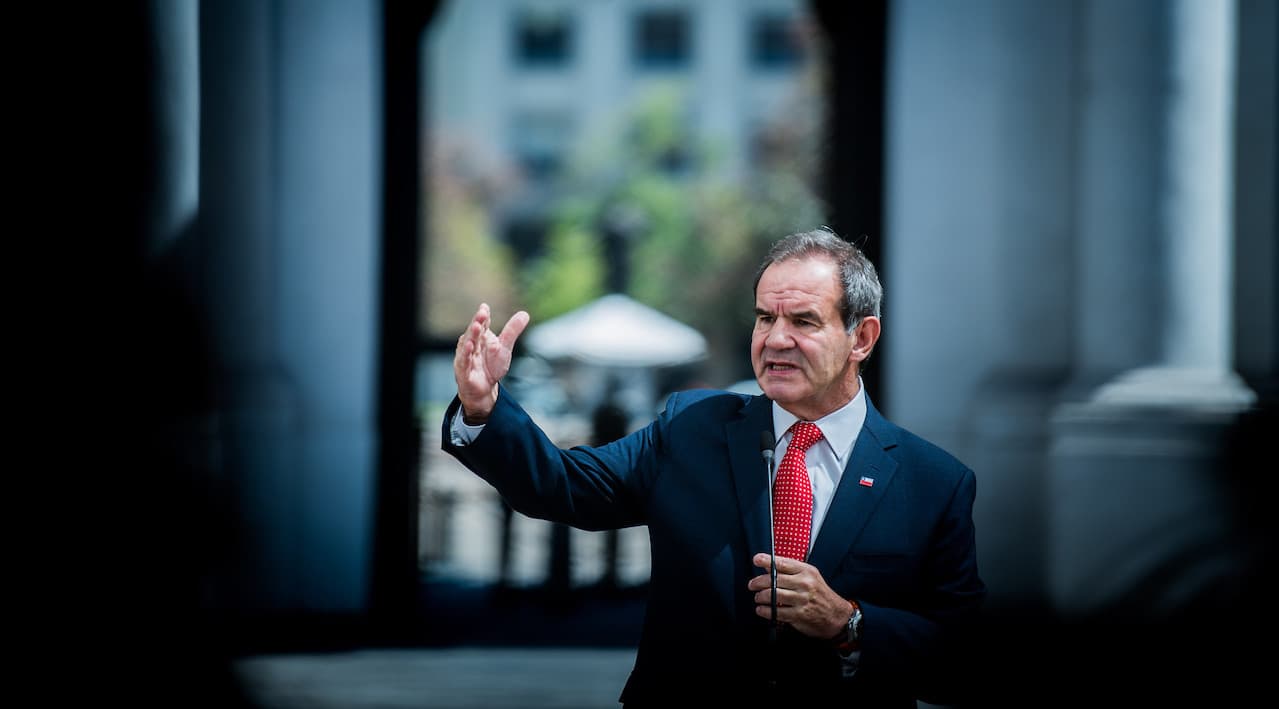 Canciller chileno Andrés Allamand renuncia tras críticas por ausencia durante crisis migratoria