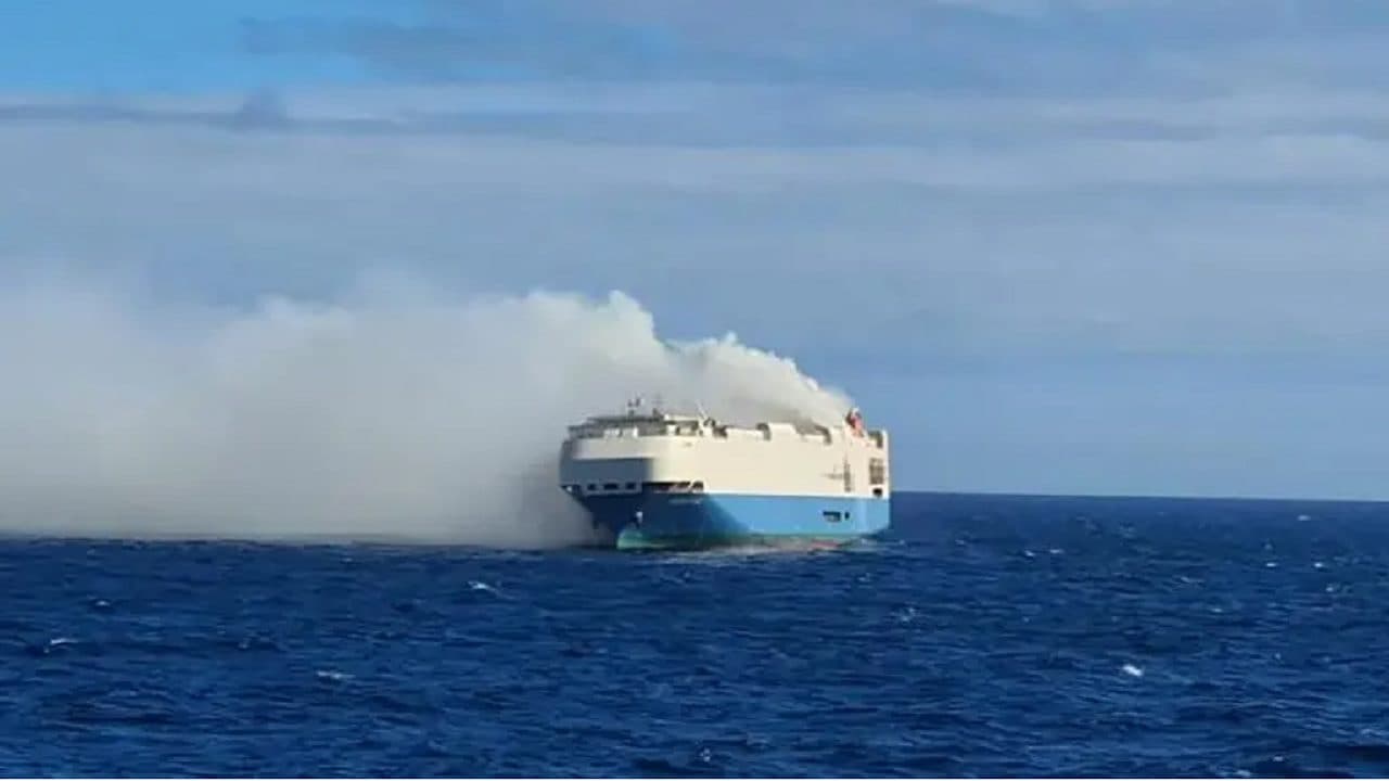Un barco con cientos de autos Porsche, Audi, Bentley y posiblemente Lamborghini se incendia en medio del Océano Atlántico