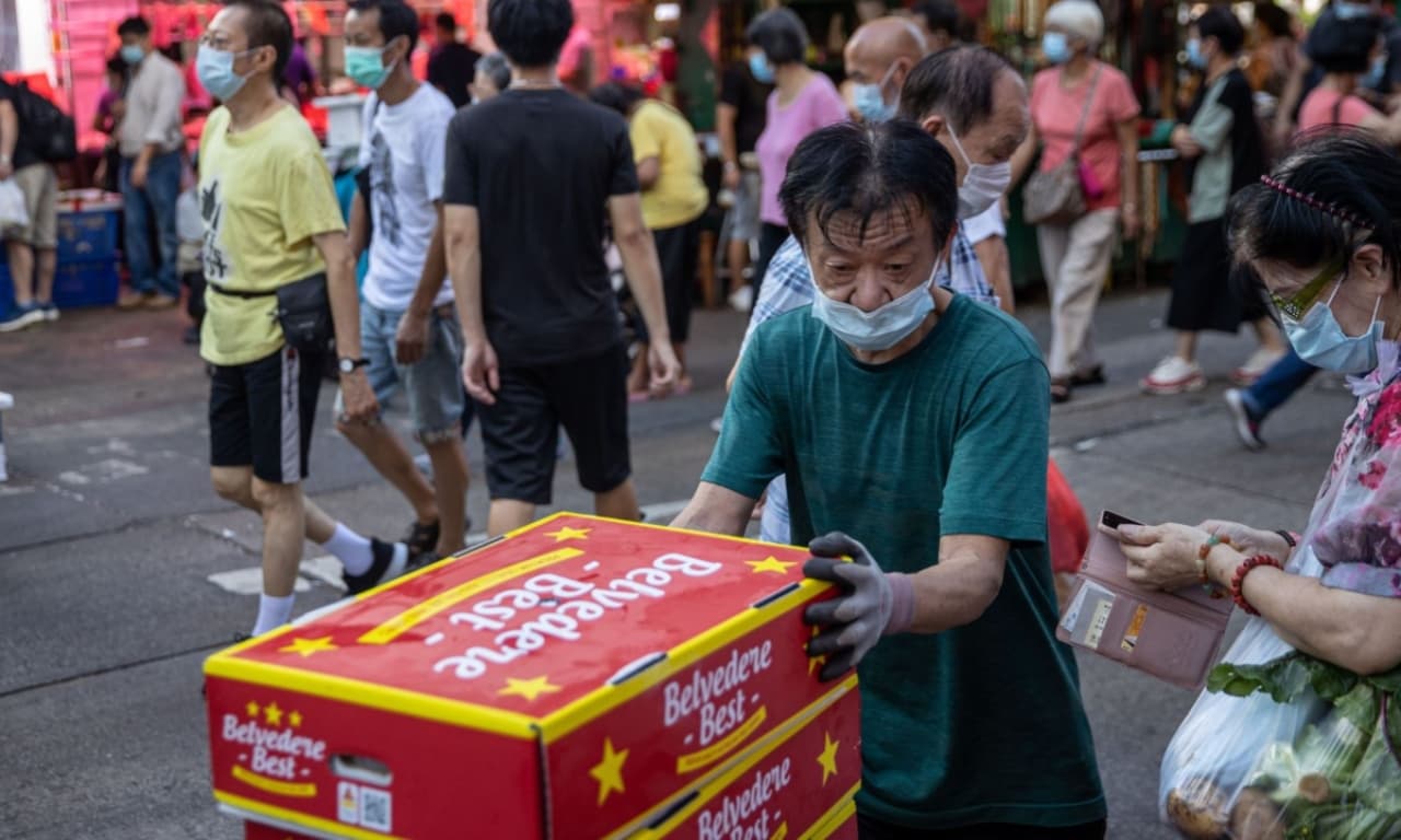 Las penurias de Hong Kong por la covid-19 se agravan con nuevas restricciones y escasez de verduras