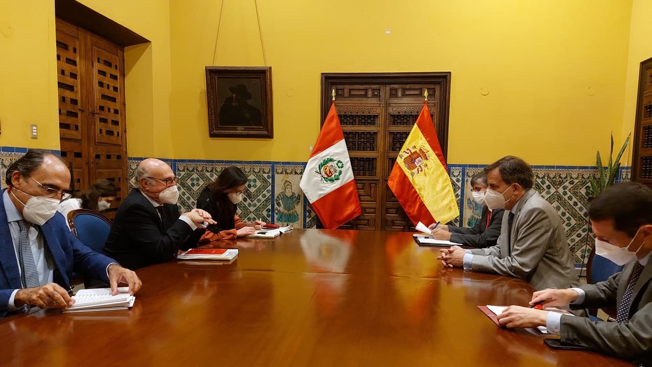 Derrame de petróleo: secretario de Estado español dice que la labor de limpieza de Repsol es "encomiable"