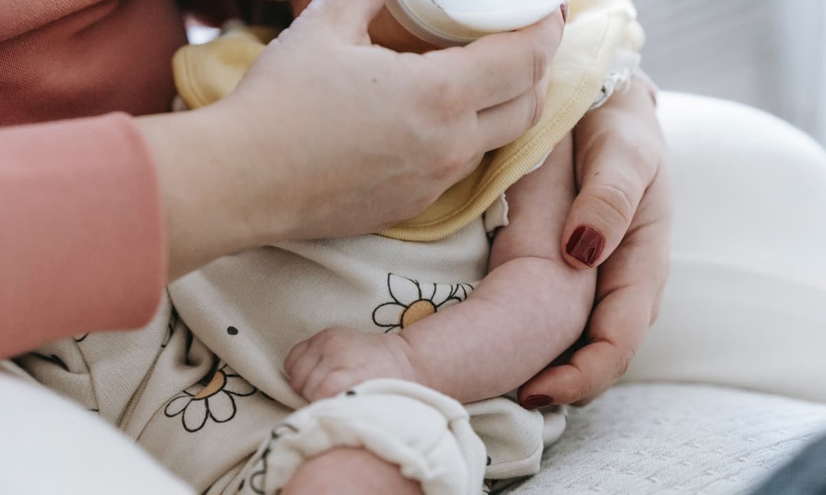 La industria de la leche de fórmula usa argumentos falsos para promoverla, advierte OMS