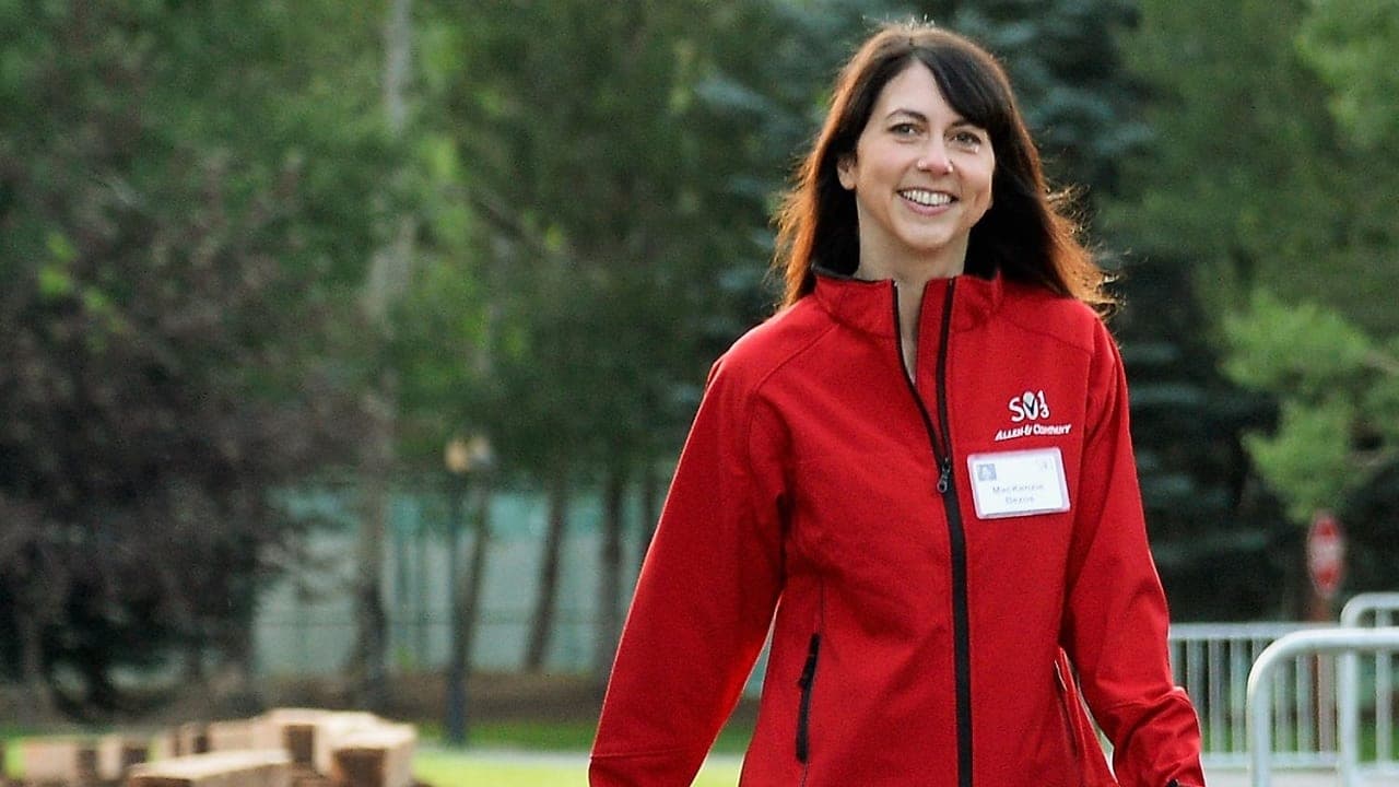 MacKenzie Scott sigue donando su fortuna de US$ 46.000 millones más rápido que nadie antes en la historia