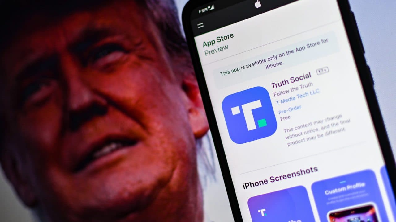 Empresa de Trump se dispara en bolsa y su app Truth Social encabeza descargas