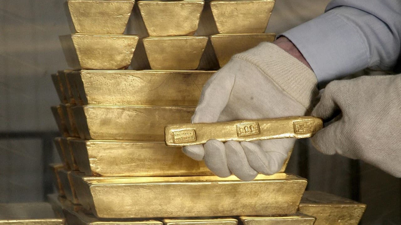 El oro cae cerca de mínimo de 9 meses por fortaleza del dólar e inminente alza de tasas