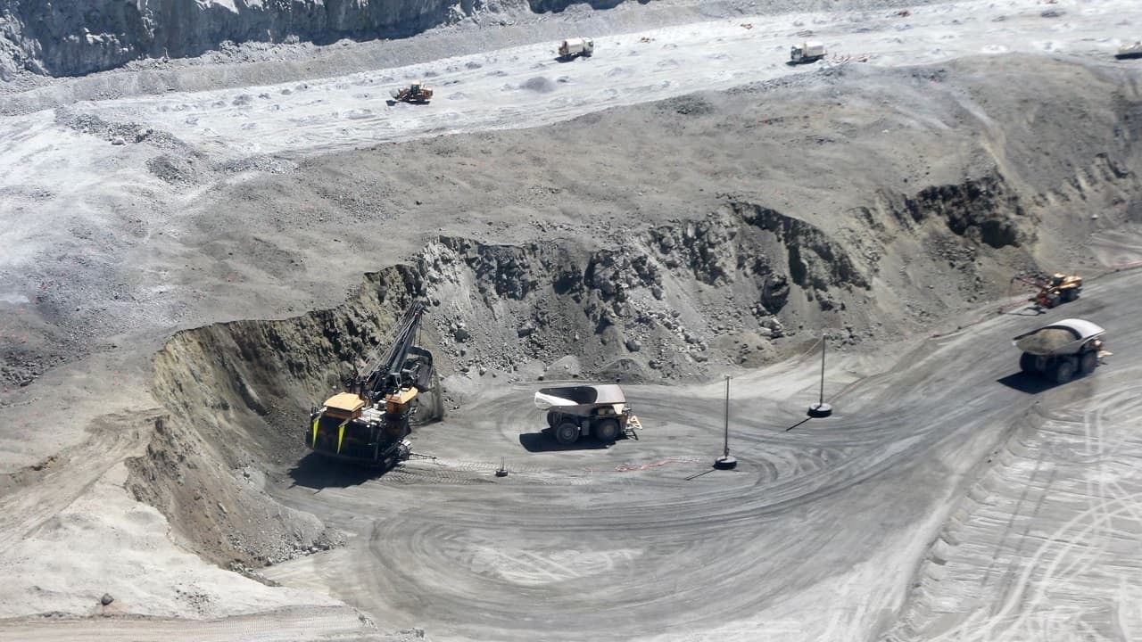 Mina Cuajone de Southern Copper paraliza su producción