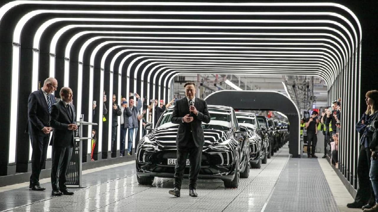 Elon Musk inaugura su primera fábrica Tesla en Europa