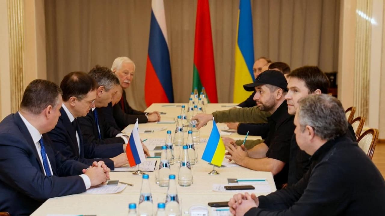 Representantes ucranianos sostuvieron una primera ronda de negociaciones con sus contrapartes rusos este lunes en territorio de Bielorrusia para buscar una salida al conflicto provocado por la invasión rusa iniciada el 24 de febrero.