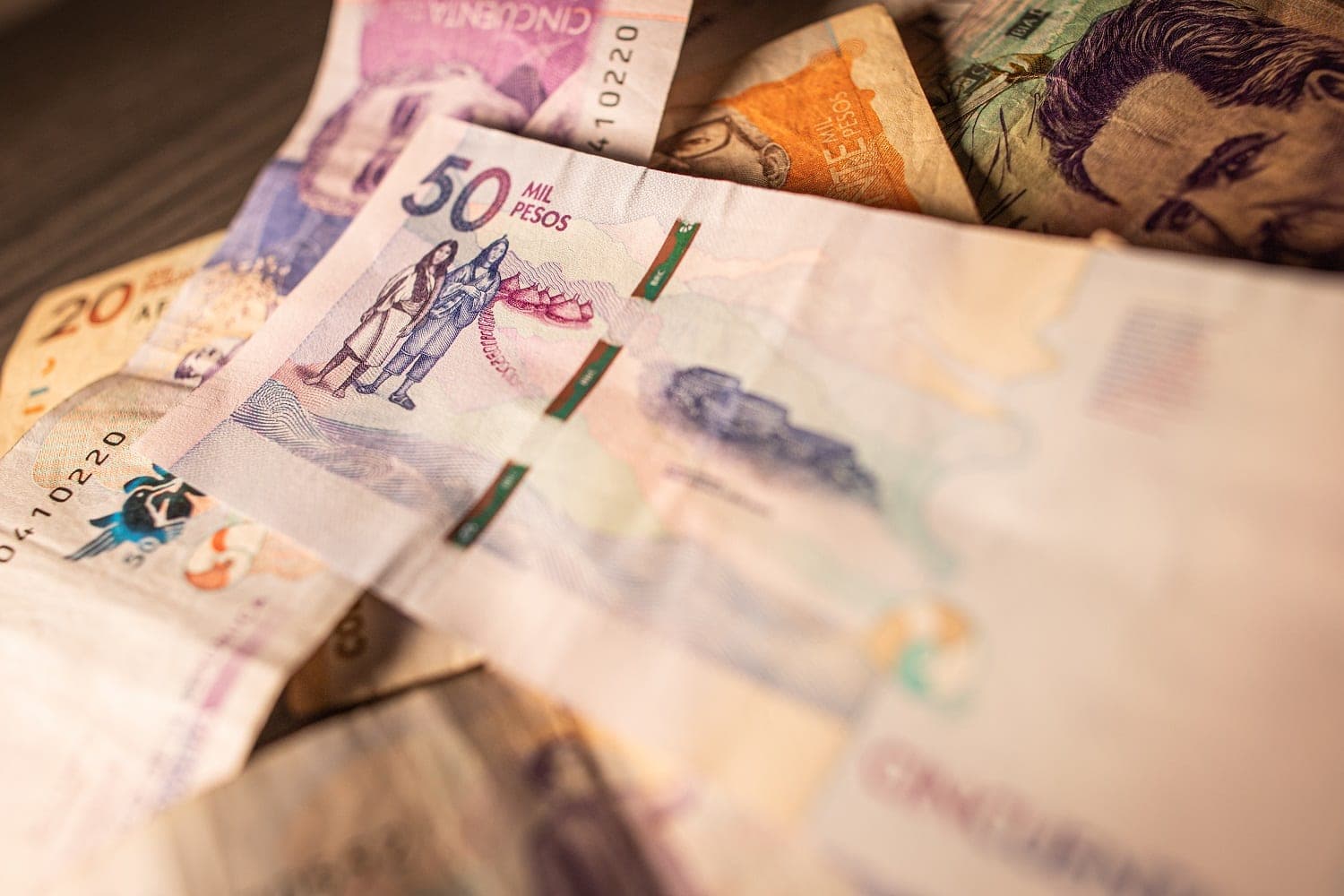 Monedas de América Latina se recuperan tras conversaciones entre Ucrania y Rusia