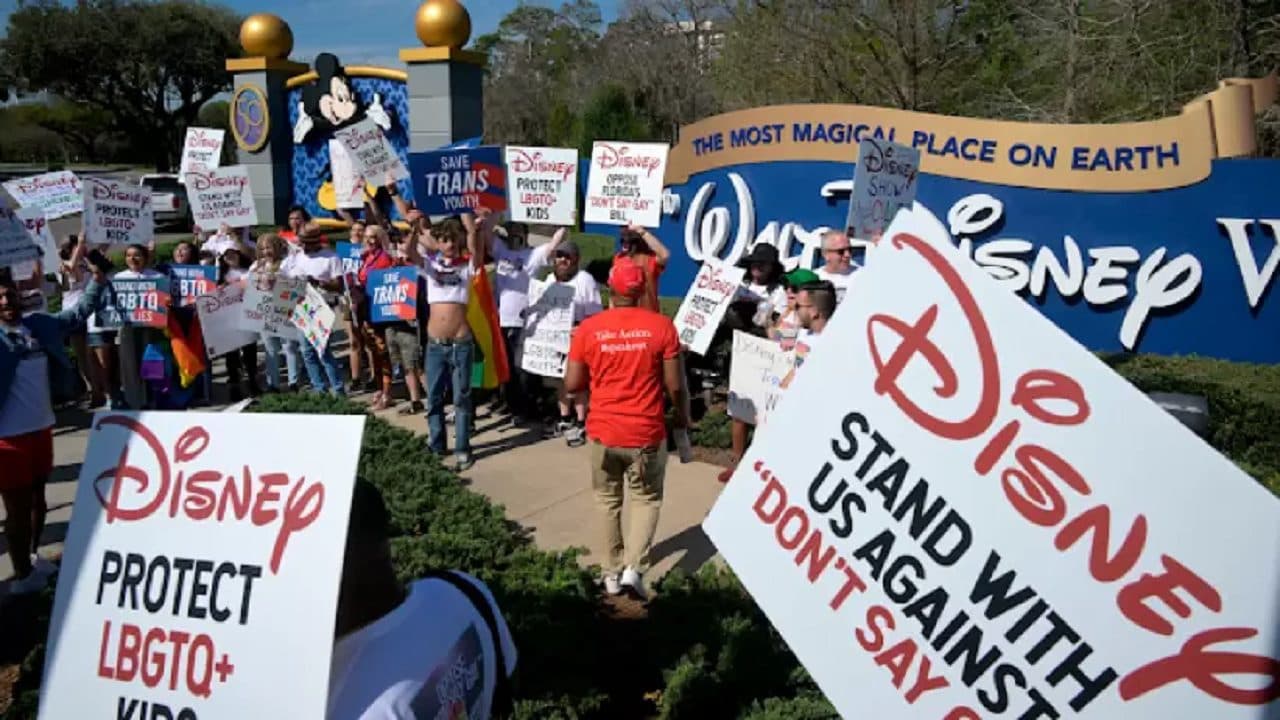 Empleados de Disney harán huelga contra la empresa por no oponerse a una ley anti LGBTQ