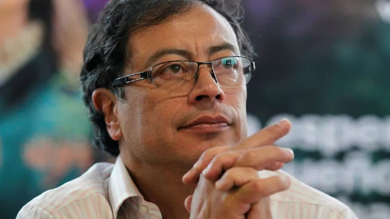 La decisión fue tomada por el Legislativo luego de que el viernes pasado el mandatario colombiano realizara declaraciones sobre la Policía Nacional del Perú. "En Perú, (los policías) marchan como nazis, contra su propio pueblo", dijo entonces.