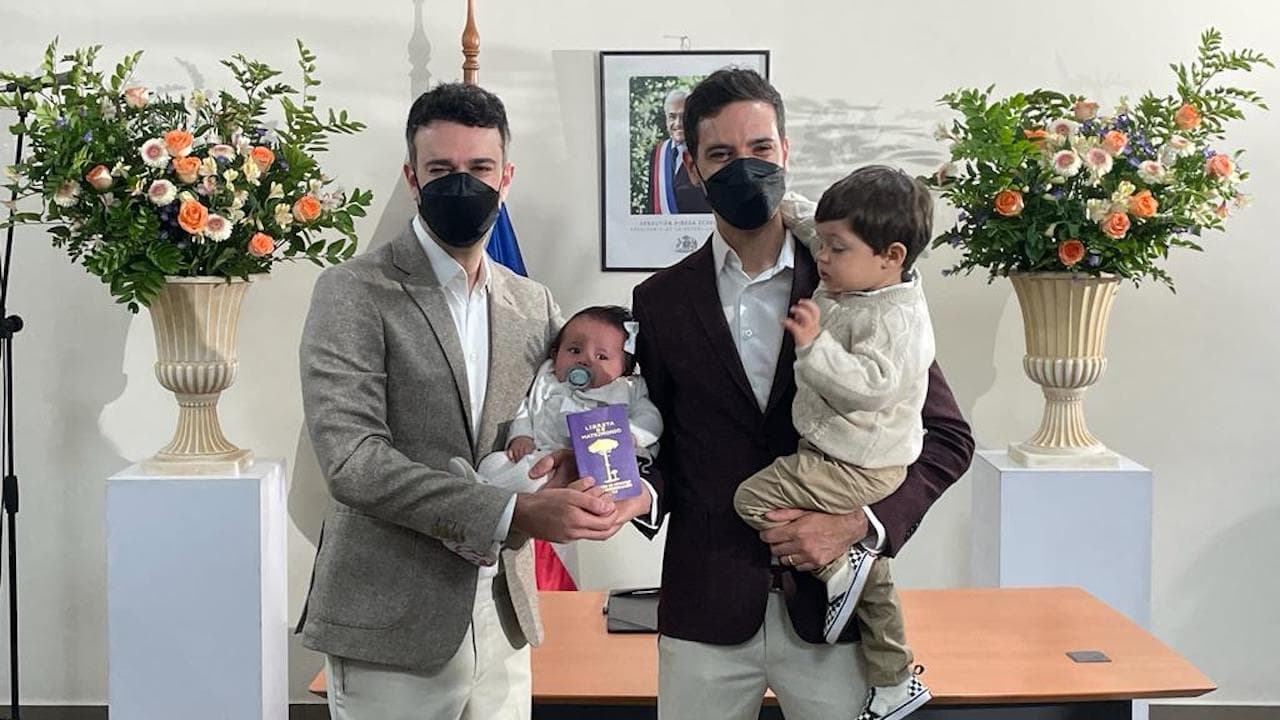 Pareja se casa en el primer matrimonio igualitario en la historia de Chile